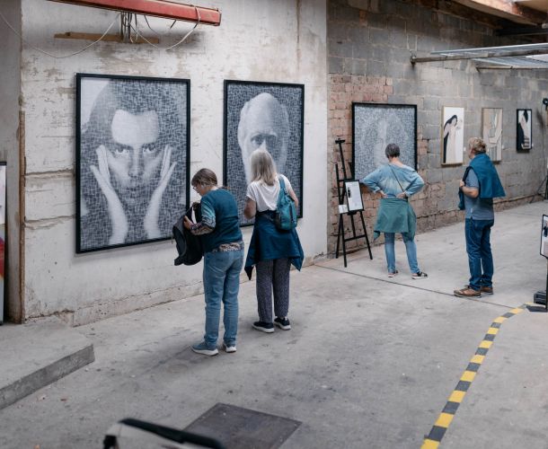Bild der Kunstwerkstadt Bad Homburg, in welcher die Mietlocation Schärferaum für Tagungen, Workshops und Termine in Bad Homburg bei Frankfurt am Main zu einem der Ausstellungsorte wurde.